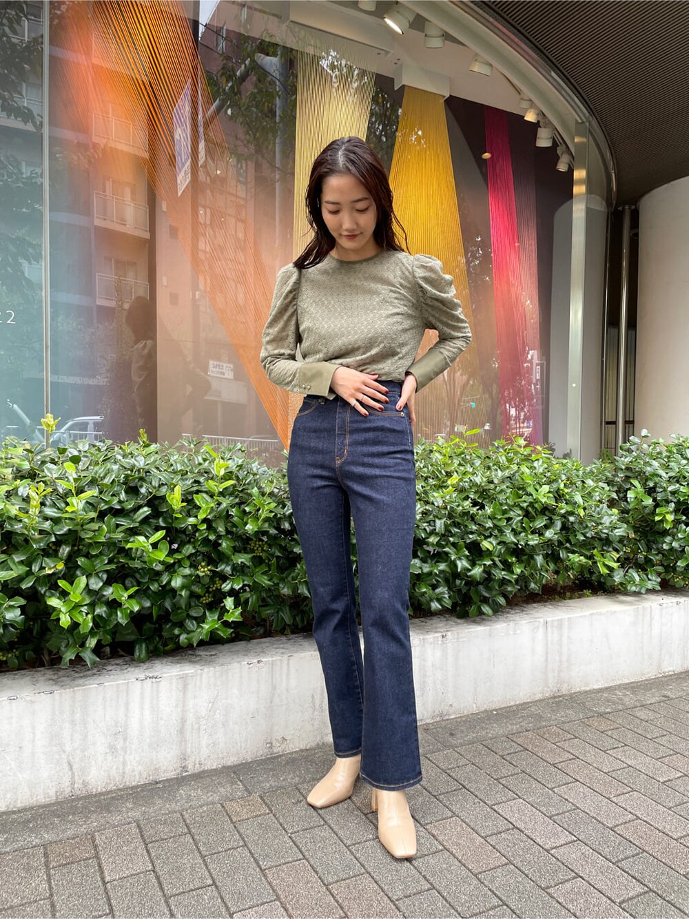 ベージュ系のシャツ/ブラウス、ブラック系のブルゾン、ブルー系のデニムパンツを着用したレディースの秋コーディネートの5枚目の写真