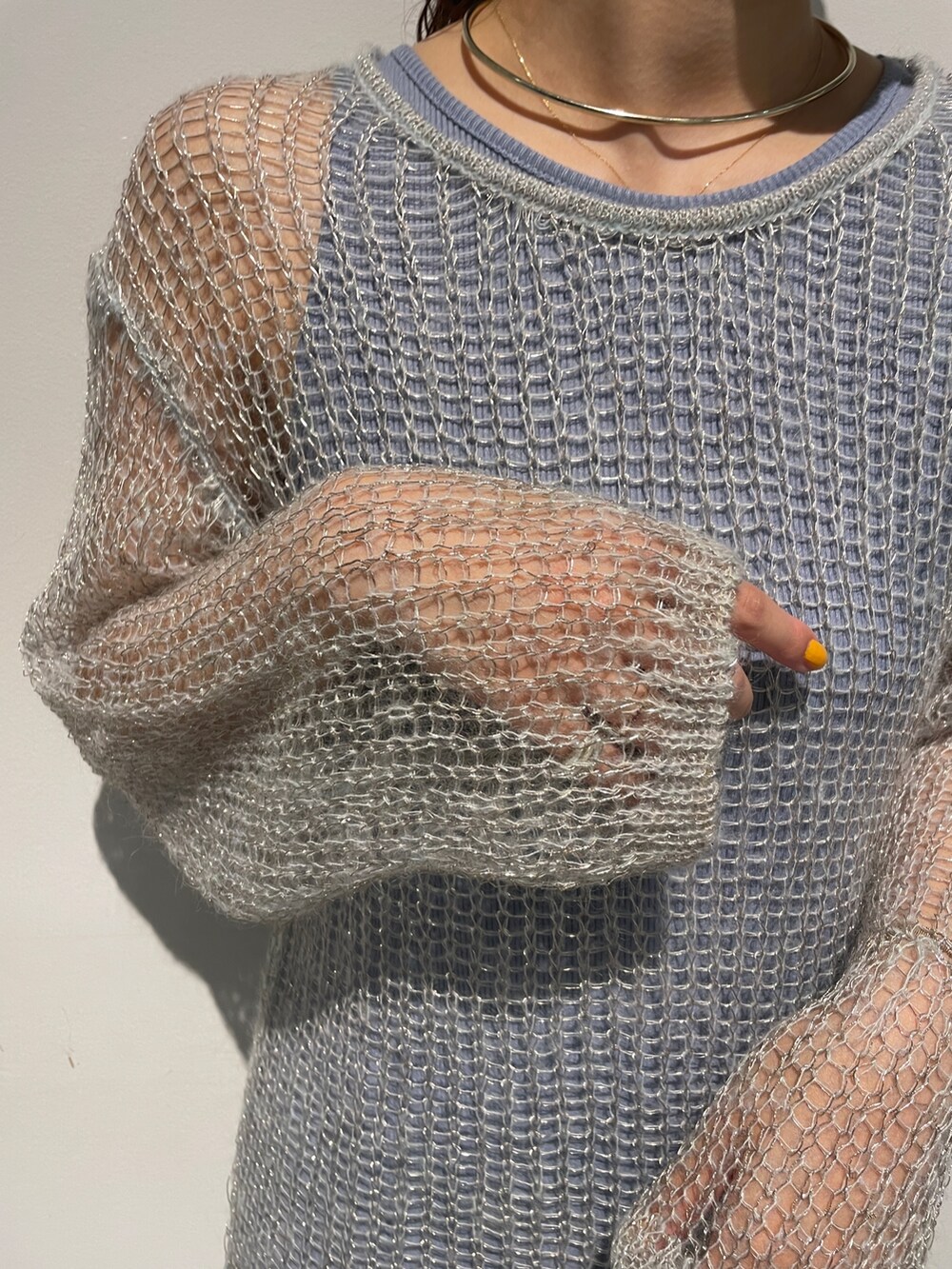 ホワイト系のスニーカー、ブルー系のニット/セーター、ブルー系のワンピースを着用したレディースの春コーディネートの9枚目の写真