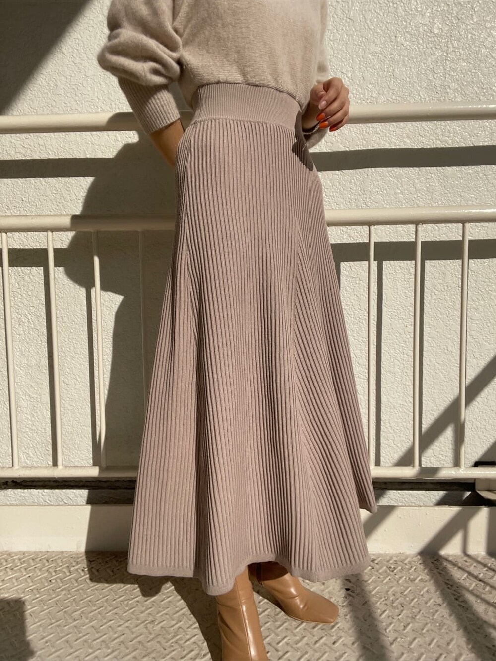 ベージュ系のその他シューズ、ホワイト系のワンピースを着用したレディースの冬コーディネートの6枚目の写真