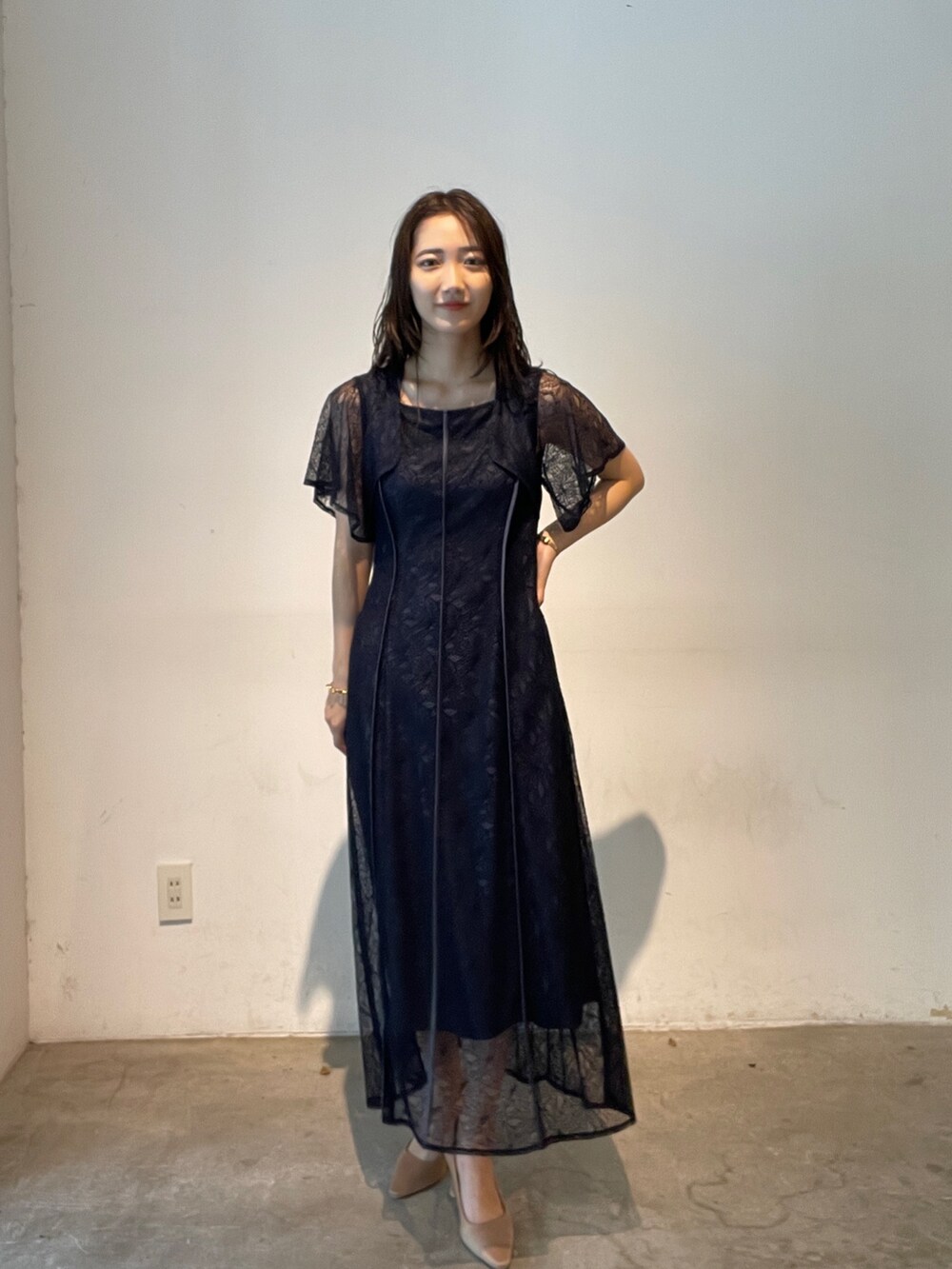 「LAGUNAMOONのLADYヴィンテージサテンラインパンプス（パンプス、ゴールド系）」を使った、久保田さん（レディース・162cm）の夏コーディネートの2枚目の写真