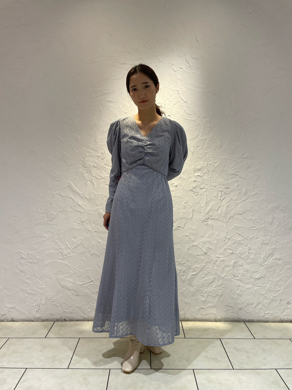 ホワイト系のブーツ、ブルー系のワンピースを着用したレディースの冬コーディネートの4枚目の写真