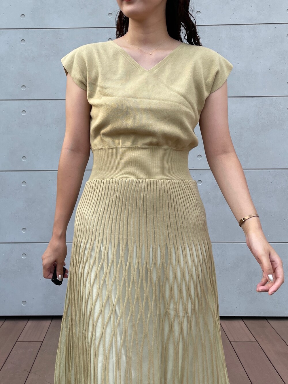 グリーン系のワンピース、ブラック系のサンダルを着用したレディースの夏コーディネートの7枚目の写真