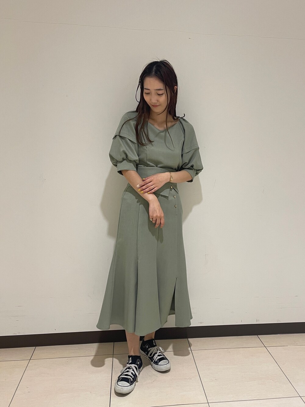 グリーン系のスカート、グリーン系のシャツ/ブラウスを着用したレディースの春コーディネートの2枚目の写真