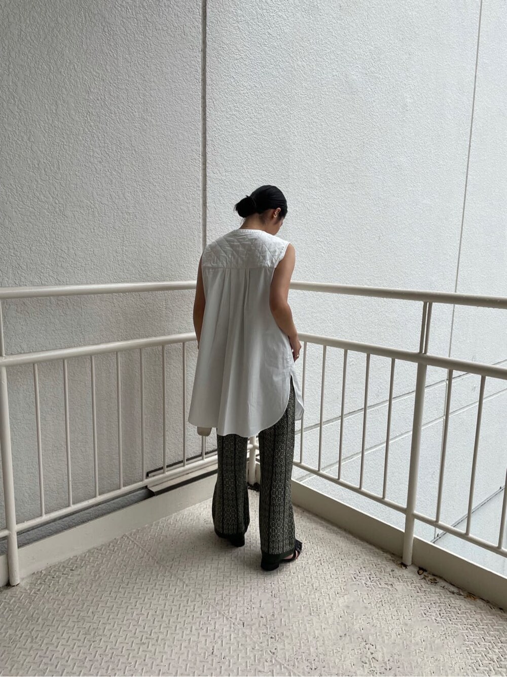 ホワイト系のシャツ/ブラウス、ベージュ系のその他パンツ、ホワイト系のショルダーバッグを着用したレディースの夏コーディネートの2枚目の写真