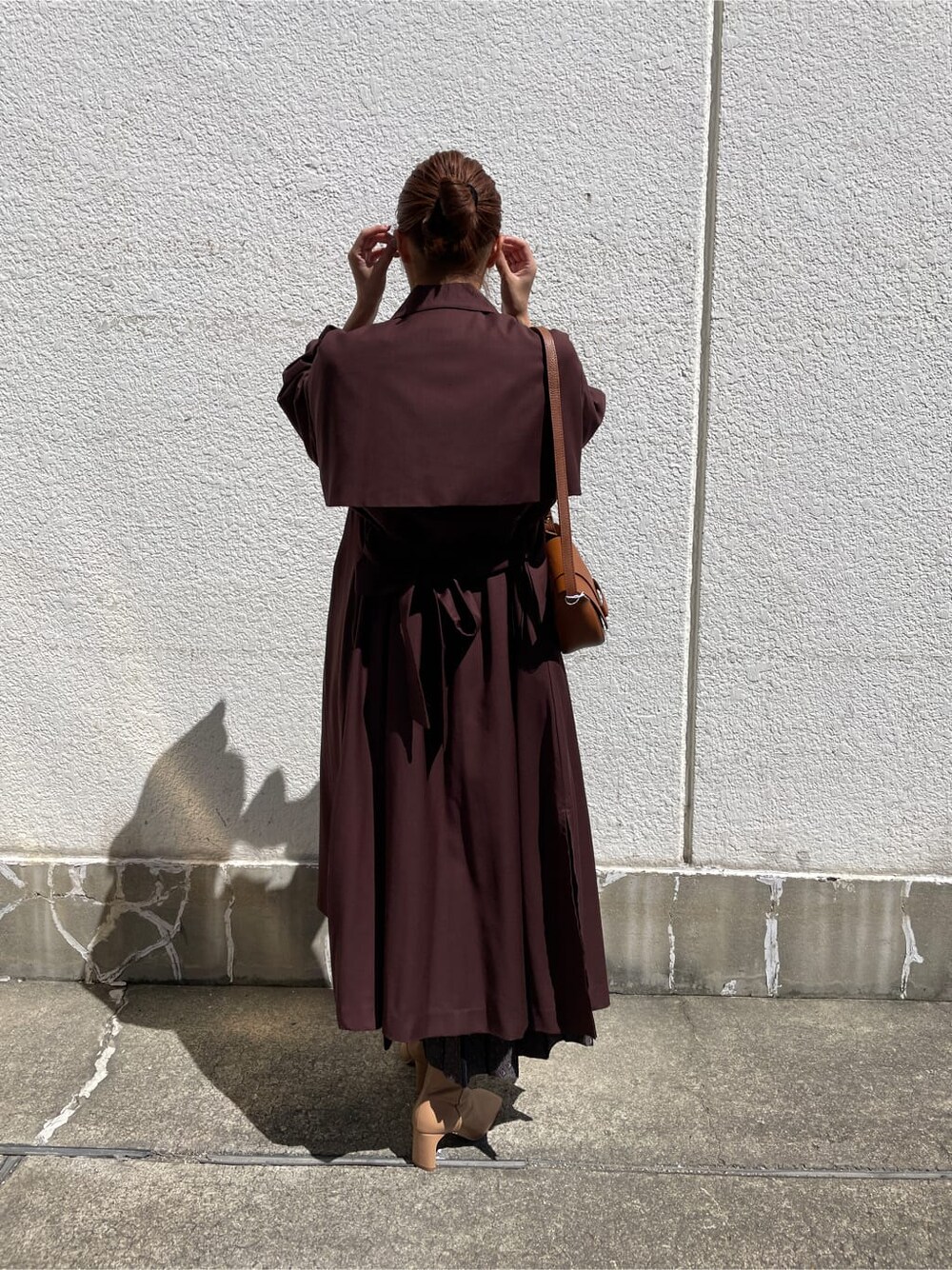 ベージュ系のその他シューズ、レッド系のその他アウター、ブラック系のワンピースを着用したレディースの秋コーディネートの2枚目の写真