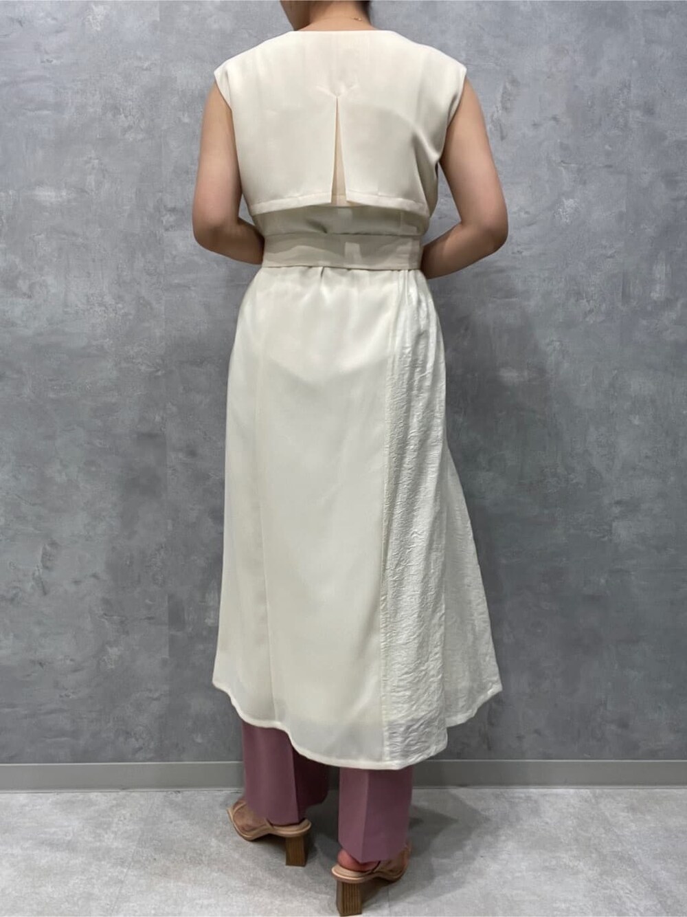 ホワイト系のワンピース、ピンク系のその他パンツ、ベージュ系のサンダルを着用したレディースの春コーディネートの6枚目の写真