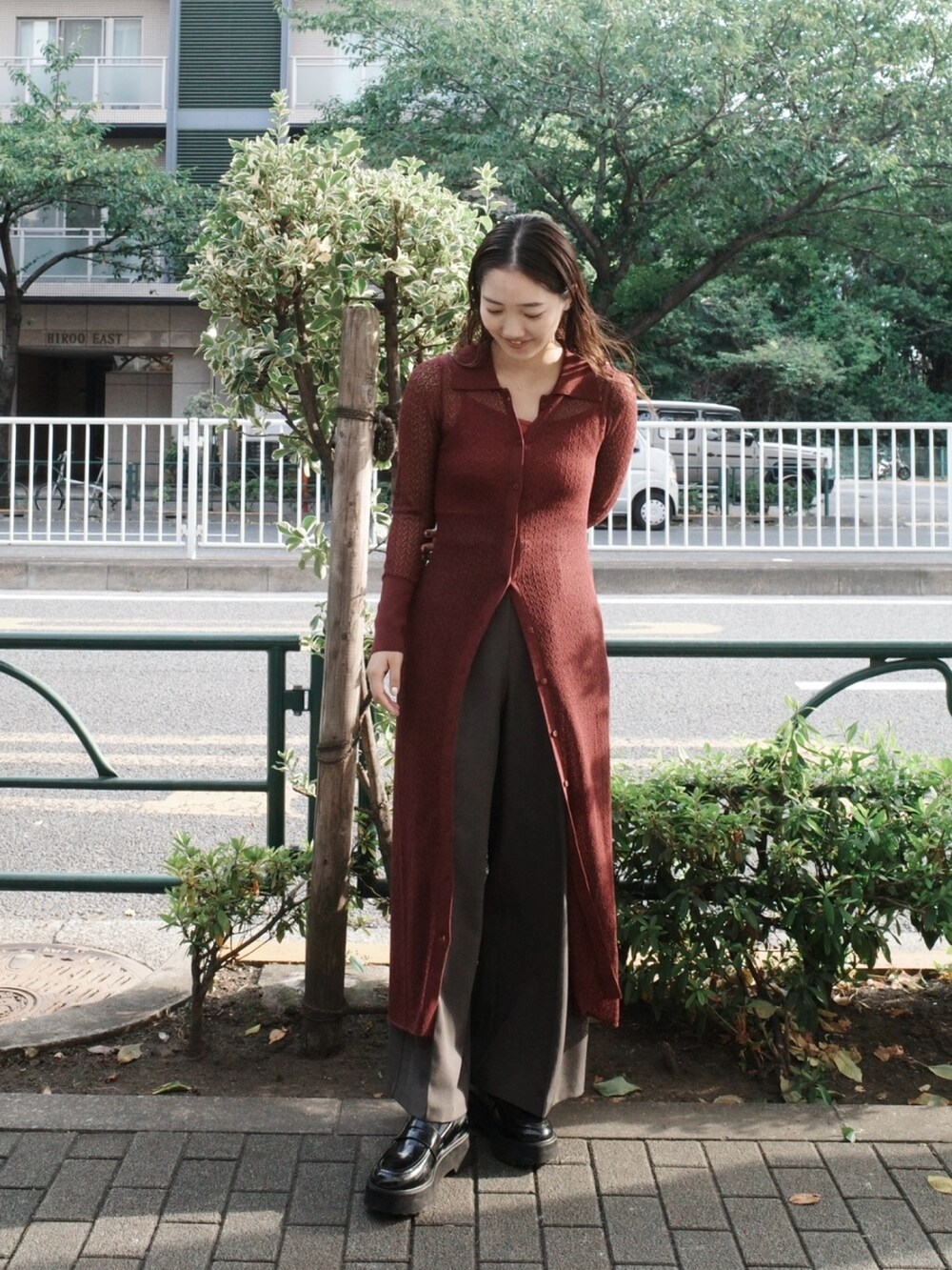 パープル系のワンピース、グレー系のその他パンツ、ブラック系のローファーを着用したレディースの夏コーディネートの3枚目の写真