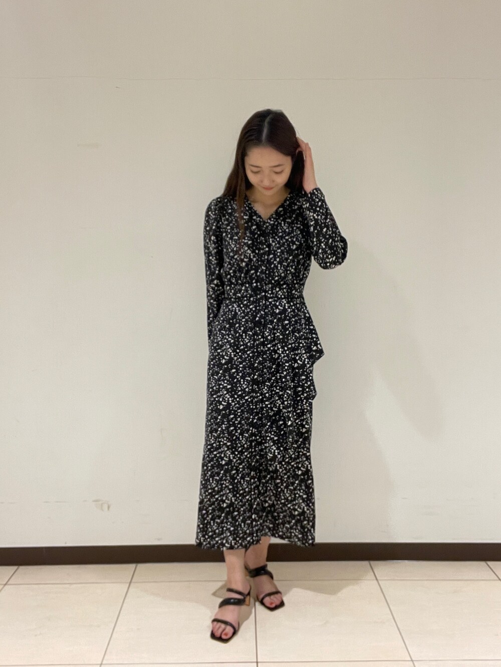 ブラック系のサンダル、ブラック系のワンピースを着用したレディースの春コーディネートの2枚目の写真