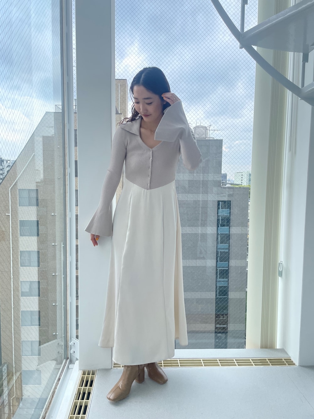 ベージュ系のブーツ、ベージュ系のワンピースを着用したレディースの夏コーディネートの2枚目の写真