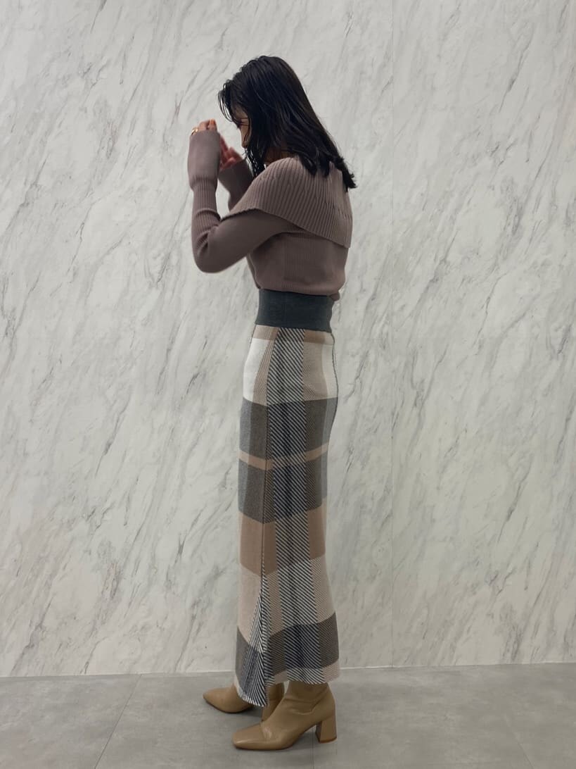 ベージュ系のブーツ、ベージュ系のスカート、ベージュ系のニット/セーターを着用したレディースの夏コーディネートの4枚目の写真