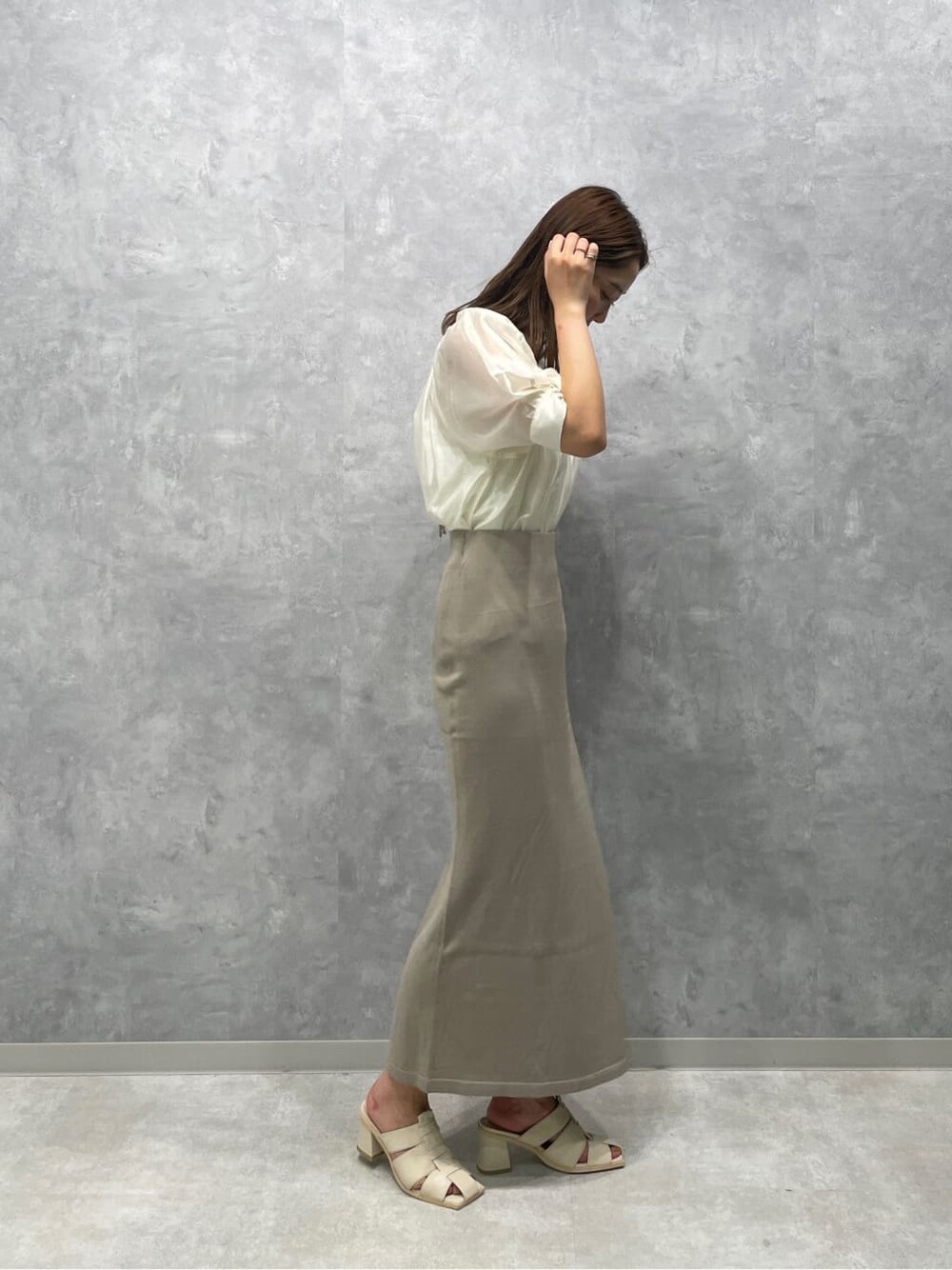 ホワイト系のサンダル、ベージュ系のスカート、ホワイト系のシャツ/ブラウスを着用したレディースの夏コーディネートの3枚目の写真