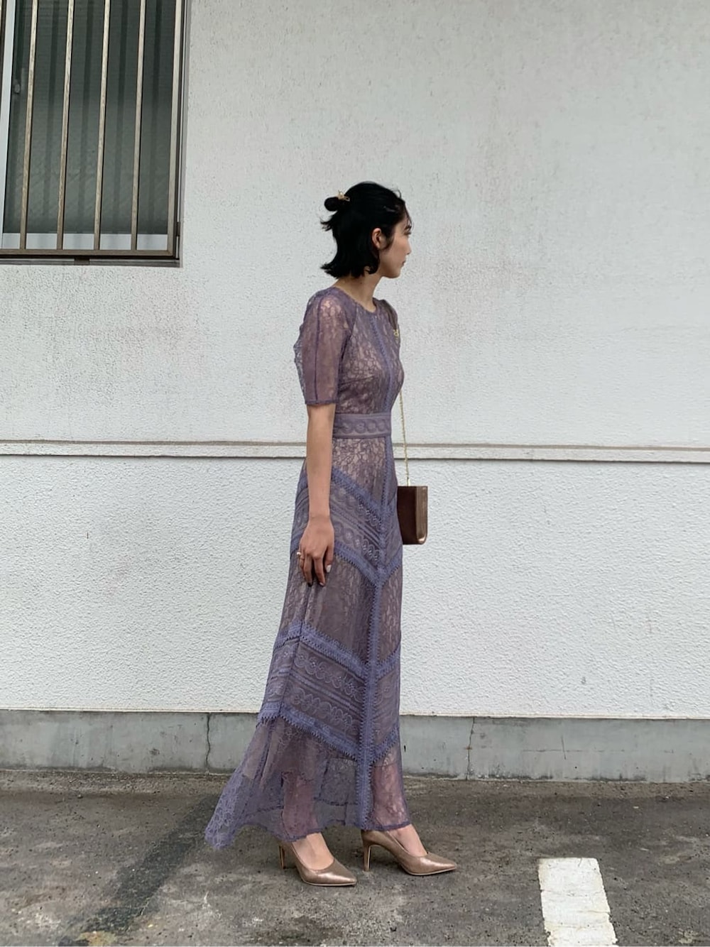 ゴールド系のハンドバッグ、パープル系のドレスを着用したレディースの夏コーディネートの3枚目の写真