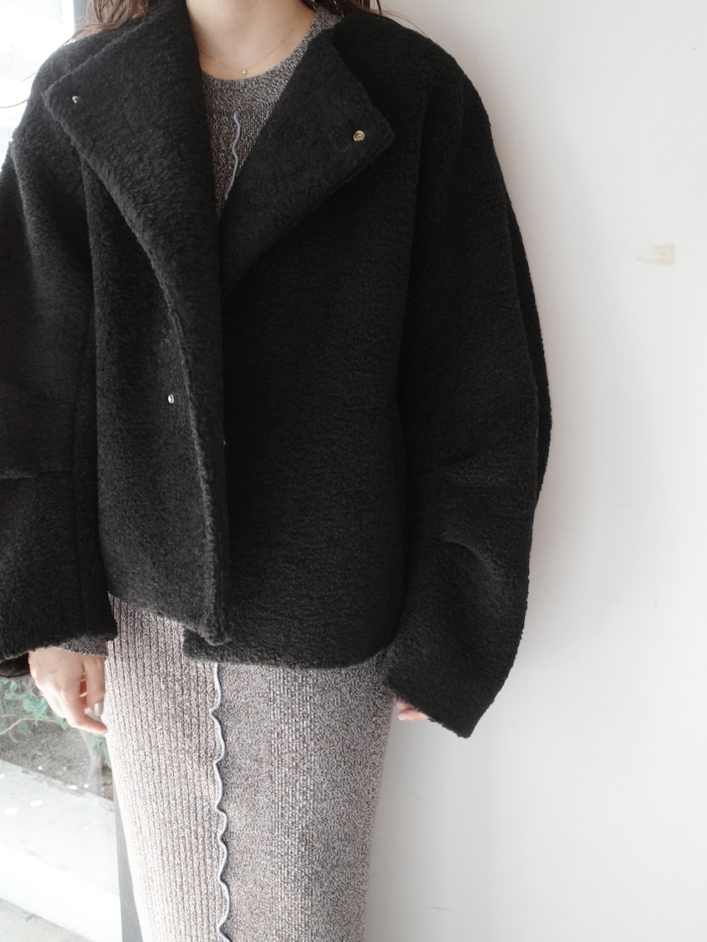 ブラック系のブルゾン、ブラウン系のワンピースを着用したレディースの夏コーディネートの8枚目の写真