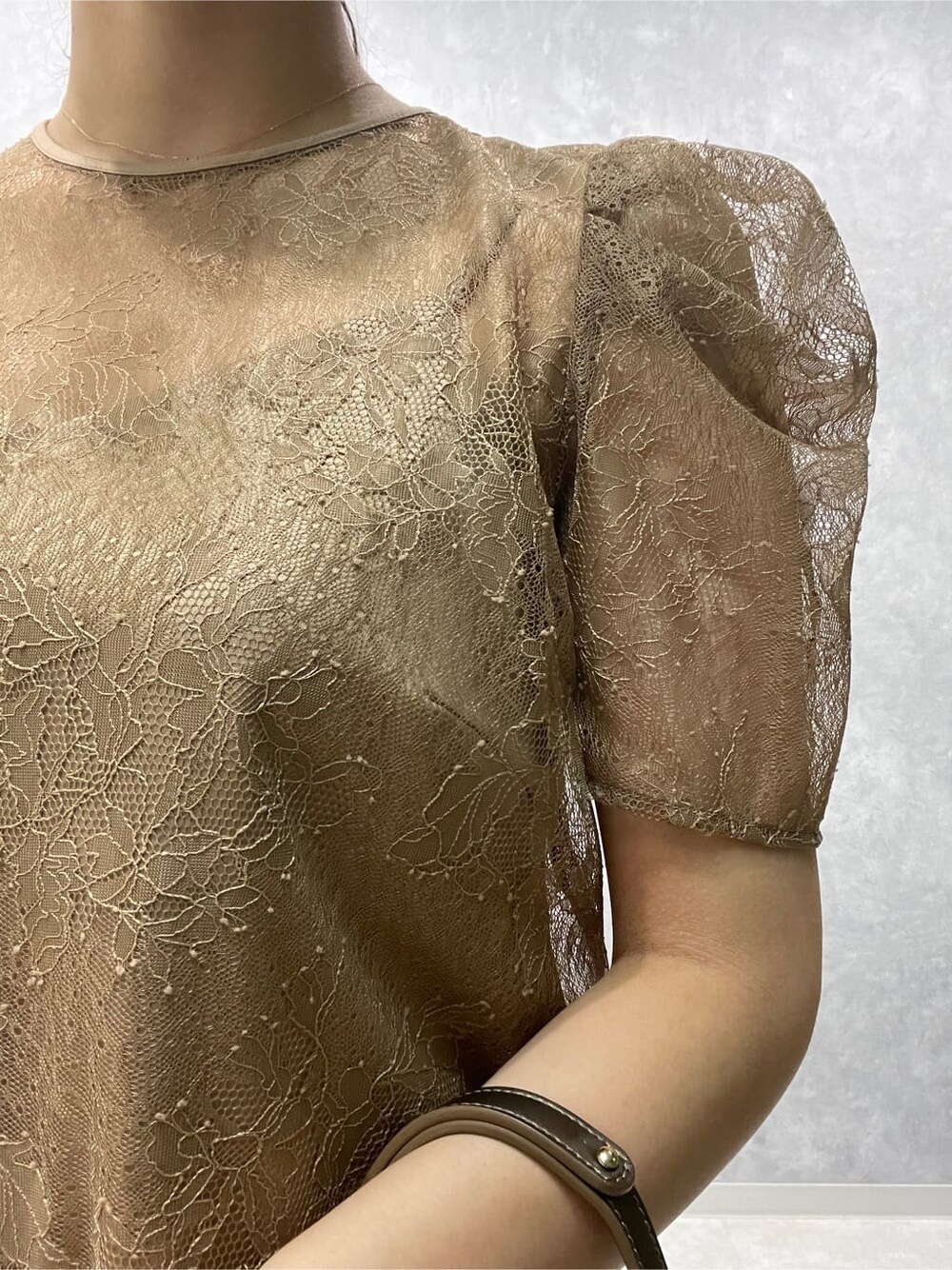 ゴールド系のクラッチバッグ、ベージュ系のパンプス、ベージュ系のドレスを着用したレディースの春コーディネートの8枚目の写真
