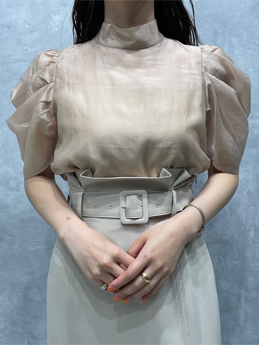 ベージュ系のシャツ/ブラウス、その他のサンダル、ベージュ系のスカートを着用したレディースの春コーディネートの7枚目の写真