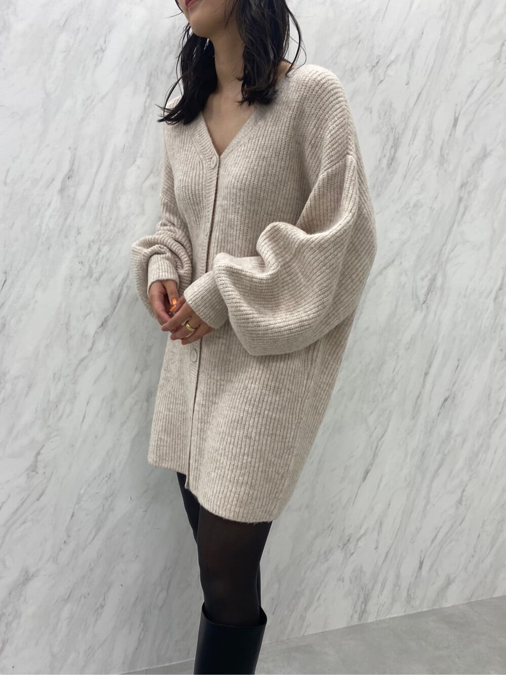 ブラック系のブーツ、ホワイト系のカーディガン/ボレロを着用したレディースの秋コーディネートの8枚目の写真