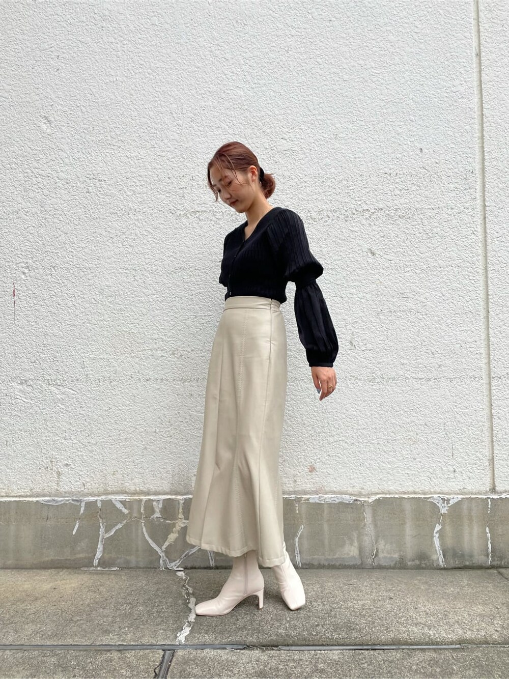 ホワイト系のスカート、ホワイト系のその他シューズ、ベージュ系のその他アウターを着用したレディースの秋コーディネートの5枚目の写真