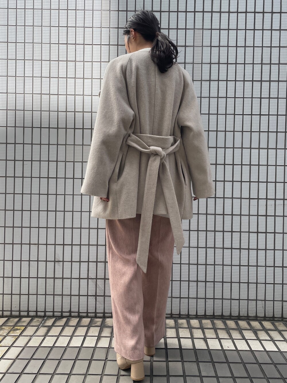「LAGUNAMOONのカラーツイードタックパンツ（その他パンツ、ピンク系）」を使った、久保田さん（レディース・162cm）の秋コーディネートの4枚目の写真