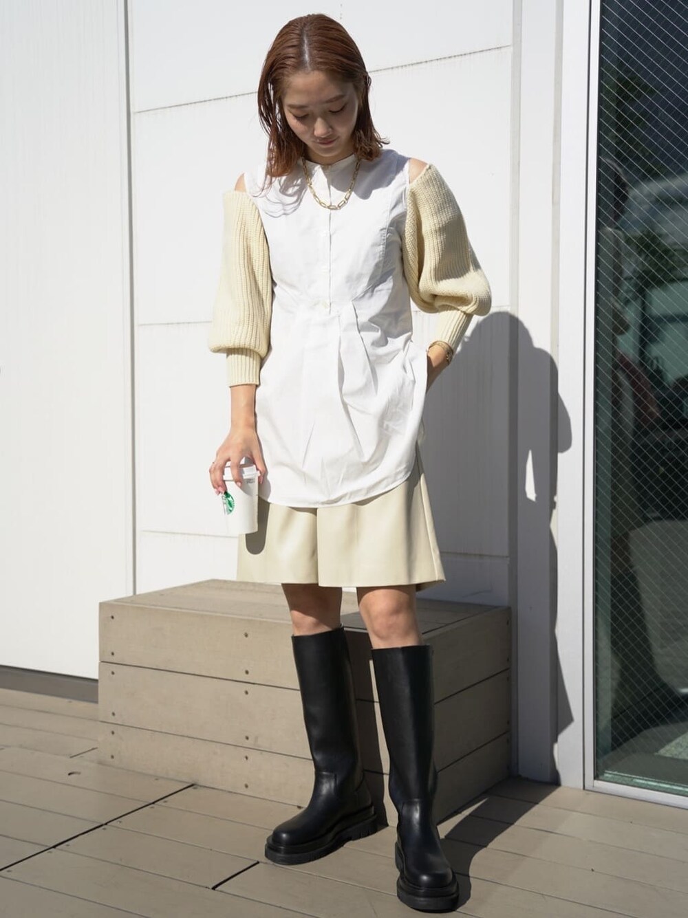 ブラック系のブーツ、ホワイト系のその他パンツ、ホワイト系のシャツ/ブラウスを着用したレディースの秋コーディネートの3枚目の写真