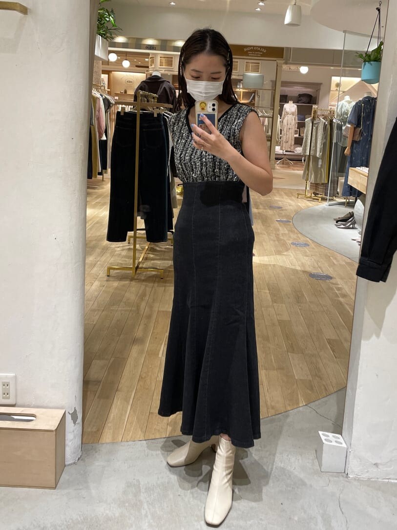 ブラック系のスカート、ブラック系のデニムジャケット、ブラック系のニット/セーターを着用したレディースの夏コーディネートの4枚目の写真