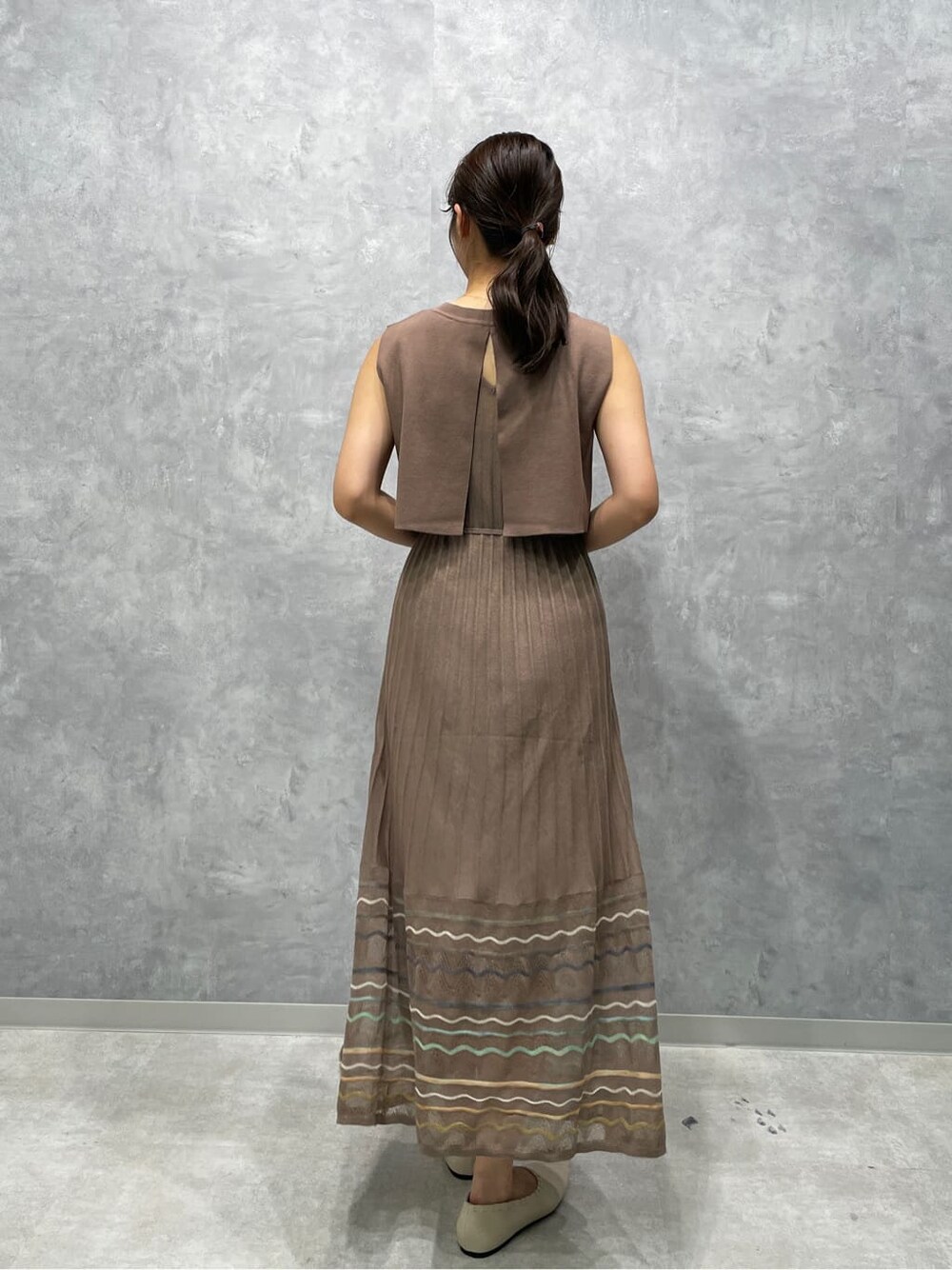 ブラウン系のワンピース、ホワイト系のパンプスを着用したレディースの夏コーディネートの3枚目の写真