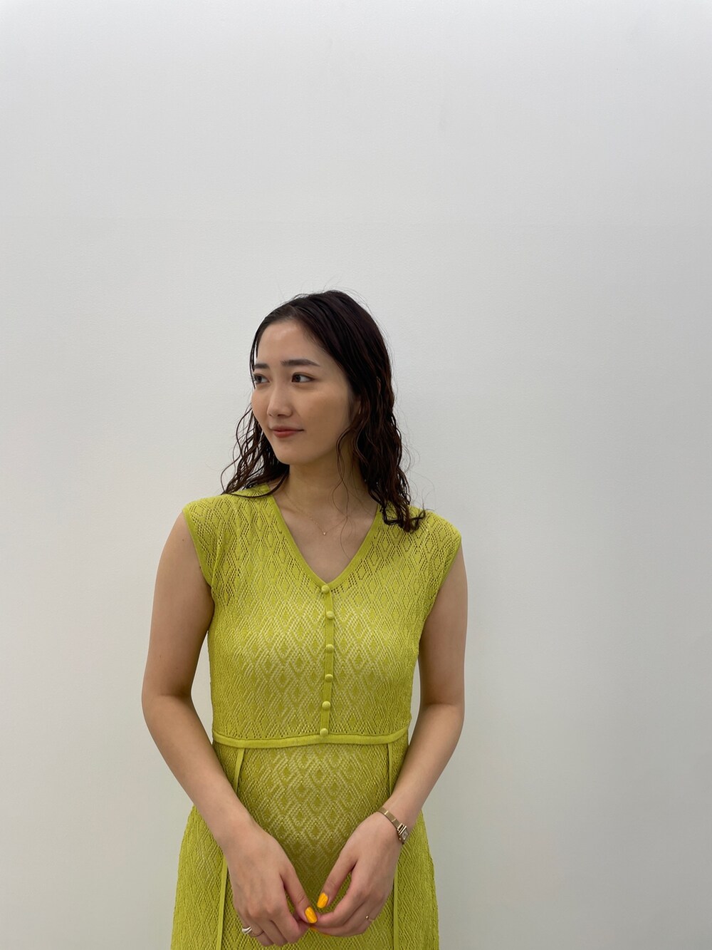 ブラック系のサンダル、グリーン系のワンピースを着用したレディースの春コーディネートの6枚目の写真