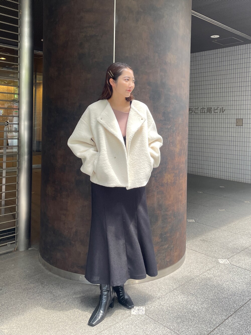 ブラック系のジャンパースカート、ピンク系のニット/セーター、ブラック系のブーツを着用したレディースの夏コーディネートの5枚目の写真