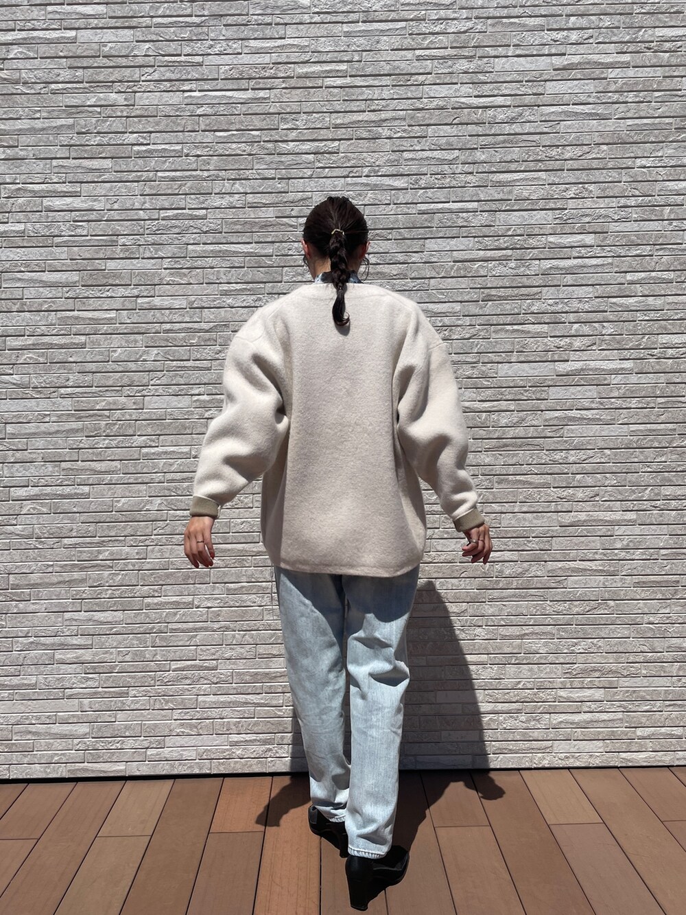 ブルー系のデニムパンツ、ブルー系のシャツ/ブラウス、ホワイト系のカーディガン/ボレロを着用したレディースの秋コーディネートの4枚目の写真