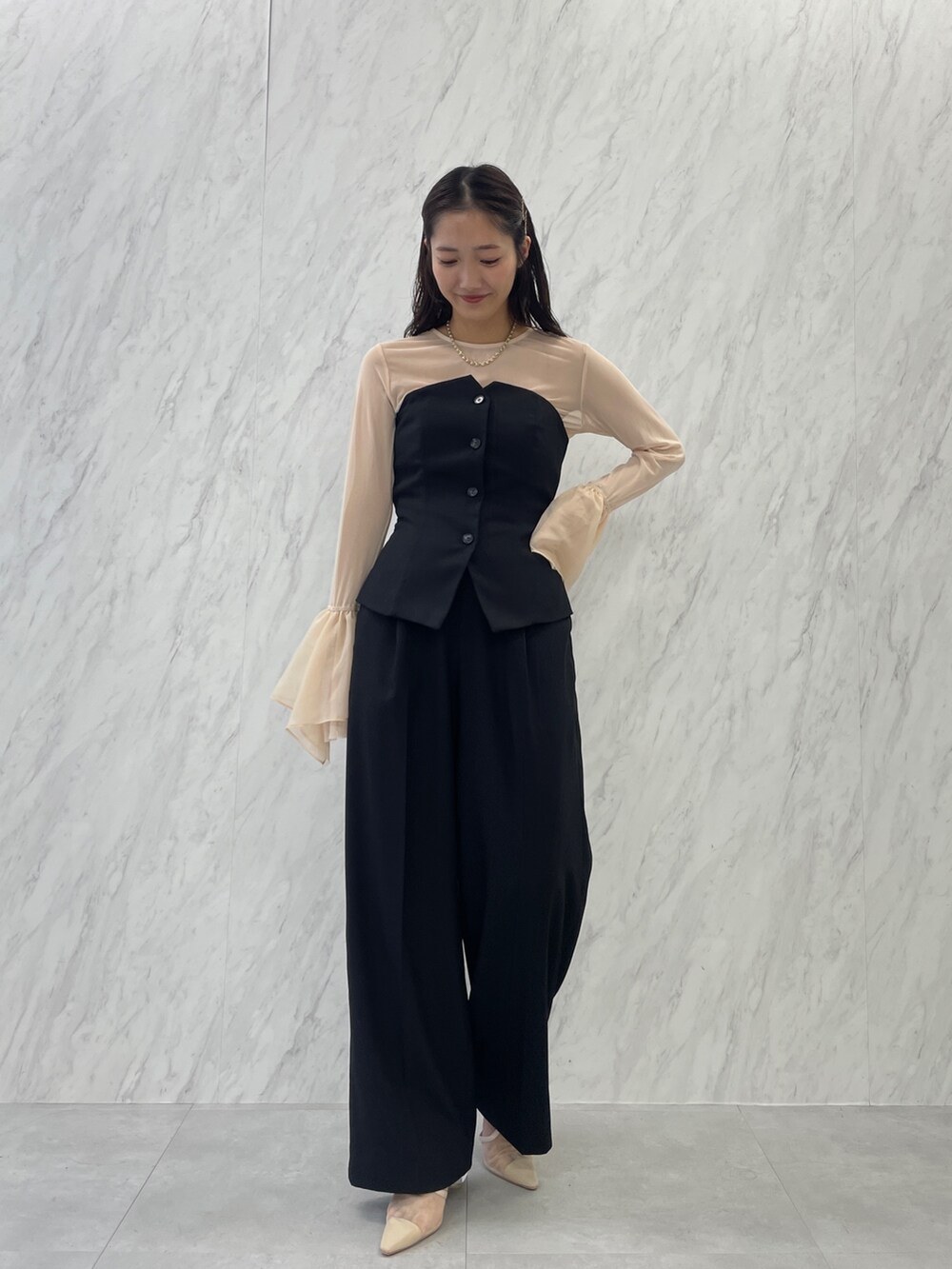ベージュ系のパンプス、ブラック系のパンツドレス、ホワイト系のTシャツ/カットソーを着用したレディースの秋コーディネートの3枚目の写真