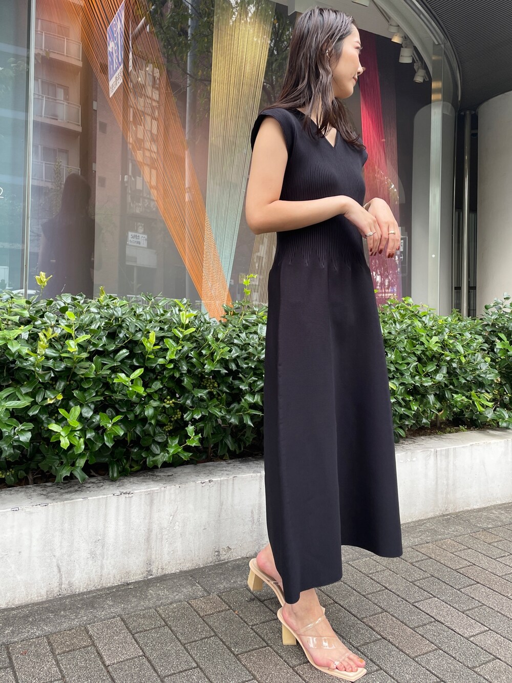 その他のサンダル、ブラック系のワンピースを着用したレディースの冬コーディネートの4枚目の写真