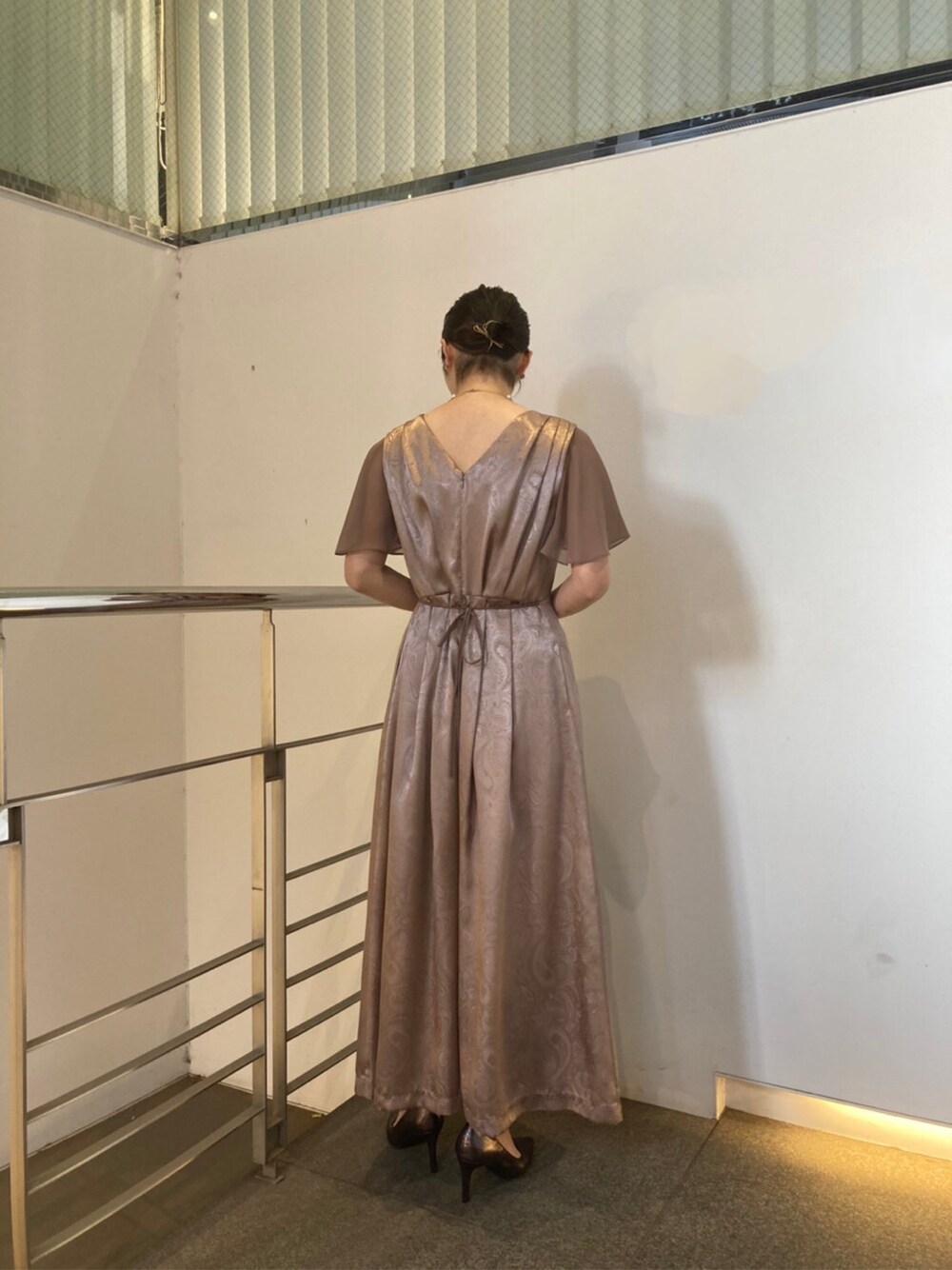 その他のパンプス、ベージュ系のパンツドレス、ホワイト系のネックレスを着用したレディースの冬コーディネートの3枚目の写真