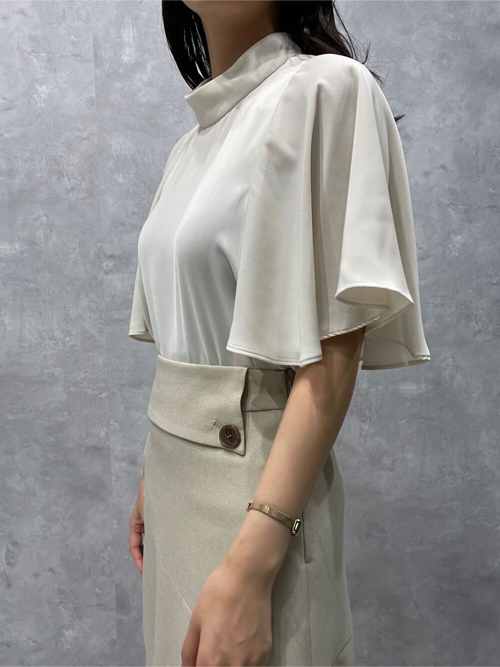 ブラック系のサンダル、ホワイト系のスカート、ホワイト系のシャツ/ブラウスを着用したレディースの夏コーディネートの5枚目の写真