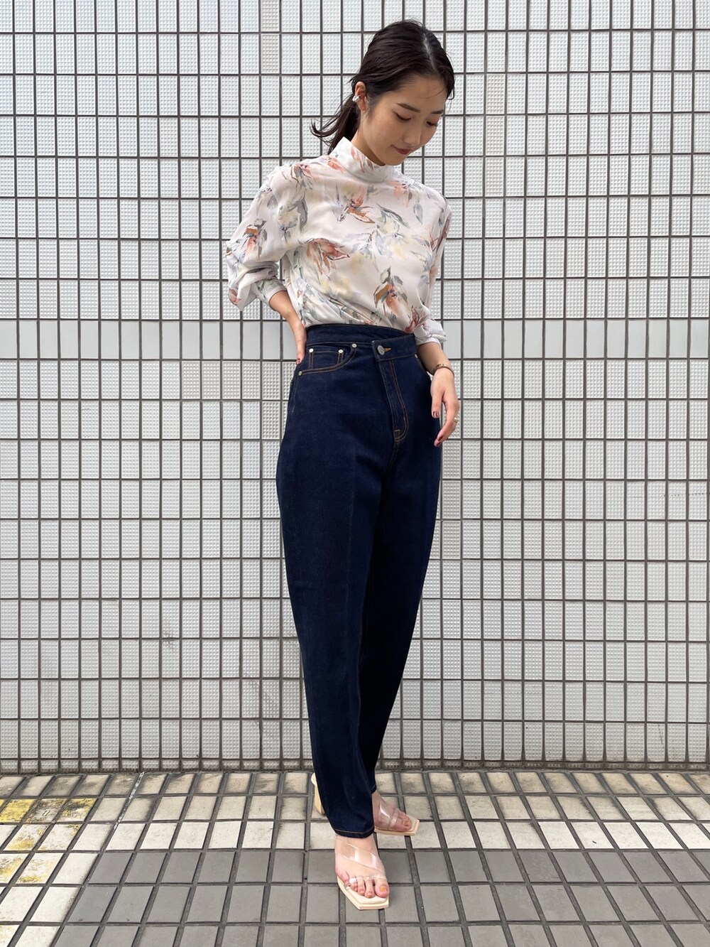 その他のサンダル、ホワイト系のシャツ/ブラウス、ブルー系のデニムパンツを着用したレディースの冬コーディネートの7枚目の写真