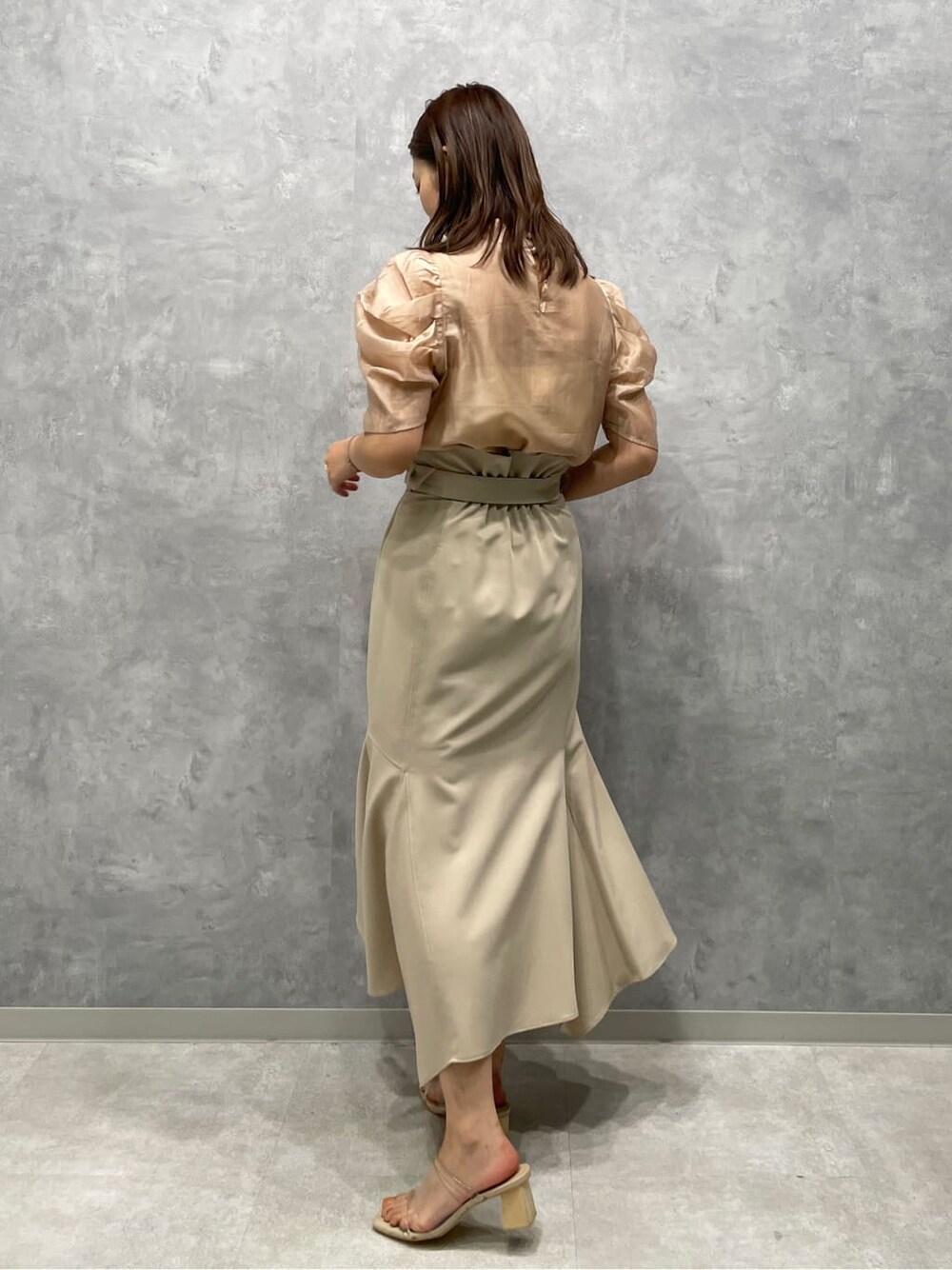 ベージュ系のシャツ/ブラウス、その他のサンダル、ベージュ系のスカートを着用したレディースの春コーディネートの5枚目の写真