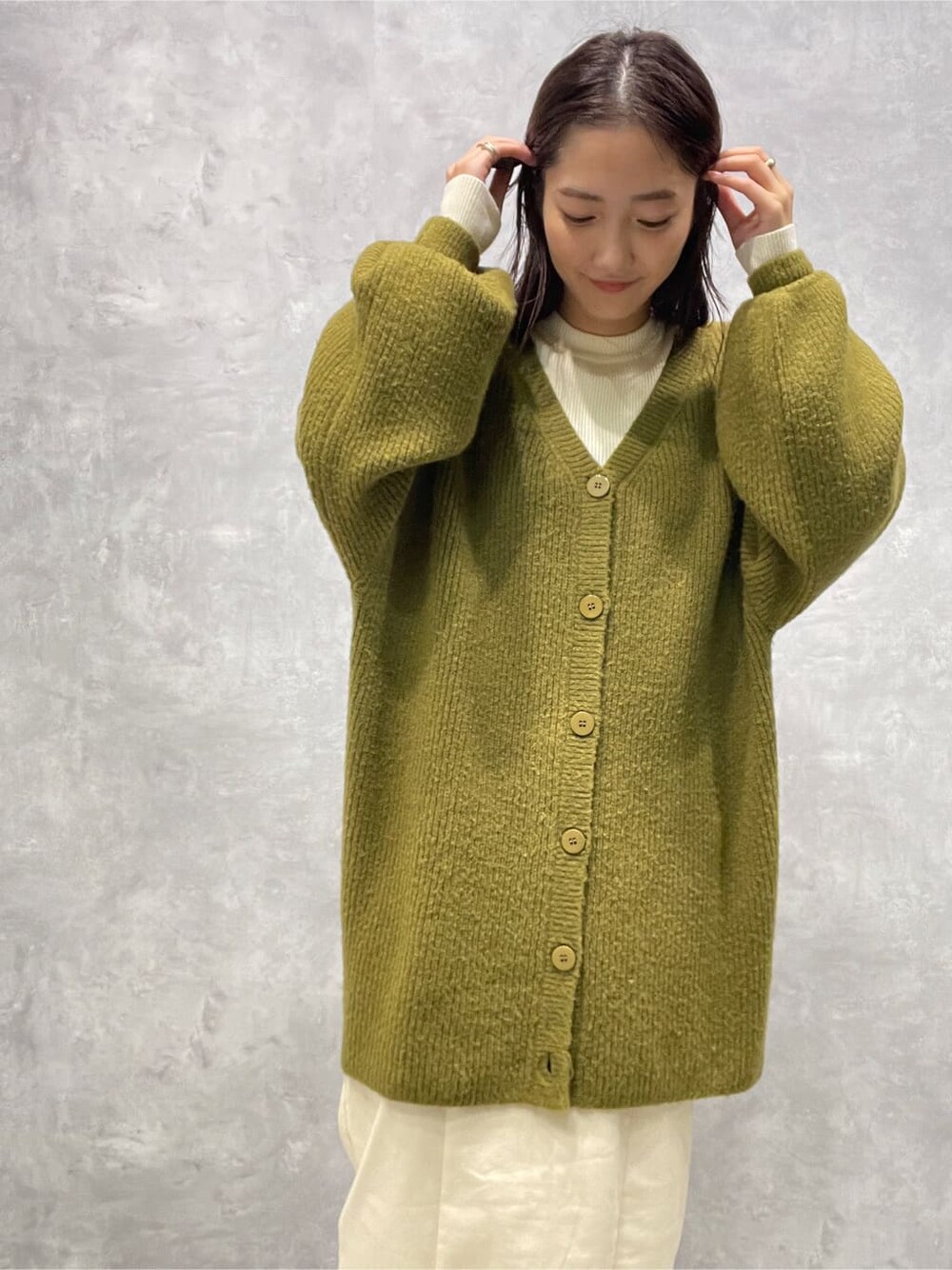 ベージュ系のブーツ、ホワイト系のニット/セーター、ホワイト系のスカートを着用したレディースの秋コーディネートの6枚目の写真