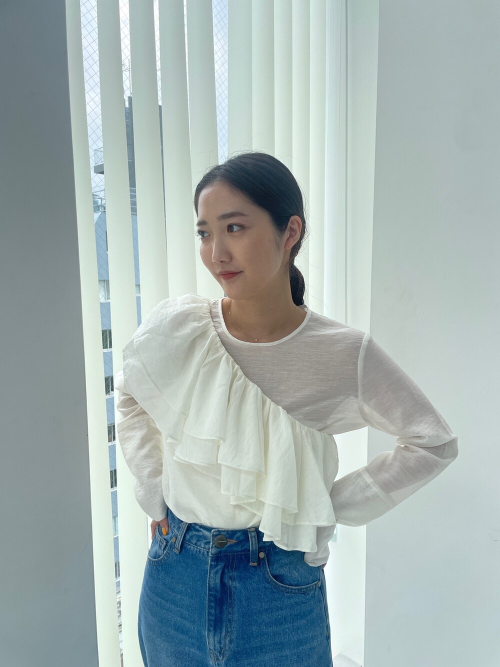 ベージュ系のブーツ、ホワイト系のシャツ/ブラウス、ブルー系のデニムパンツを着用したレディースの夏コーディネートの8枚目の写真