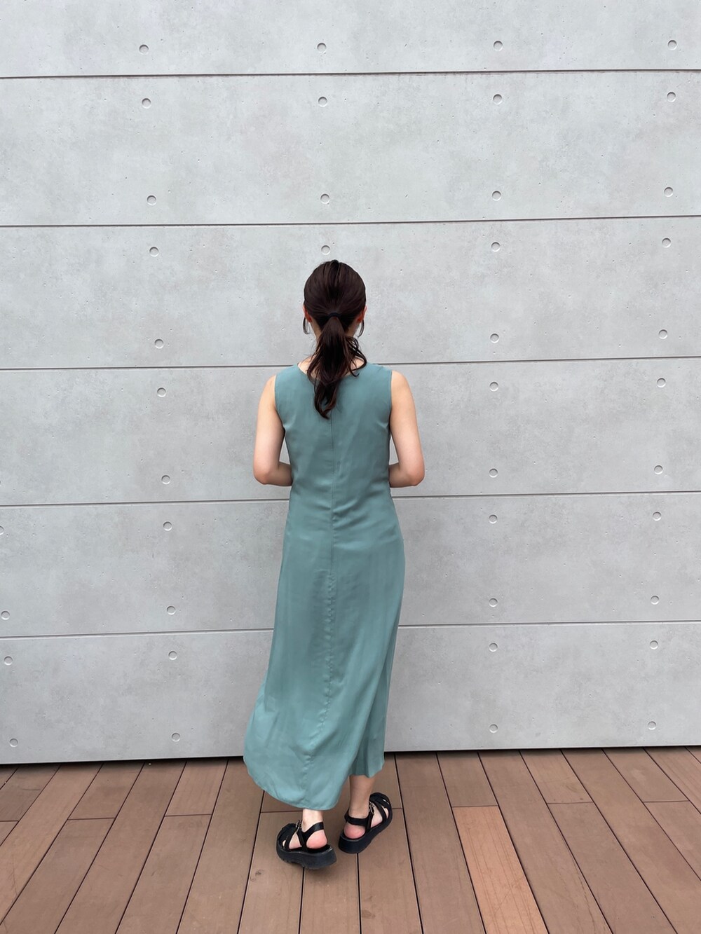 グリーン系のワンピースを着用したレディースの夏コーディネートの5枚目の写真