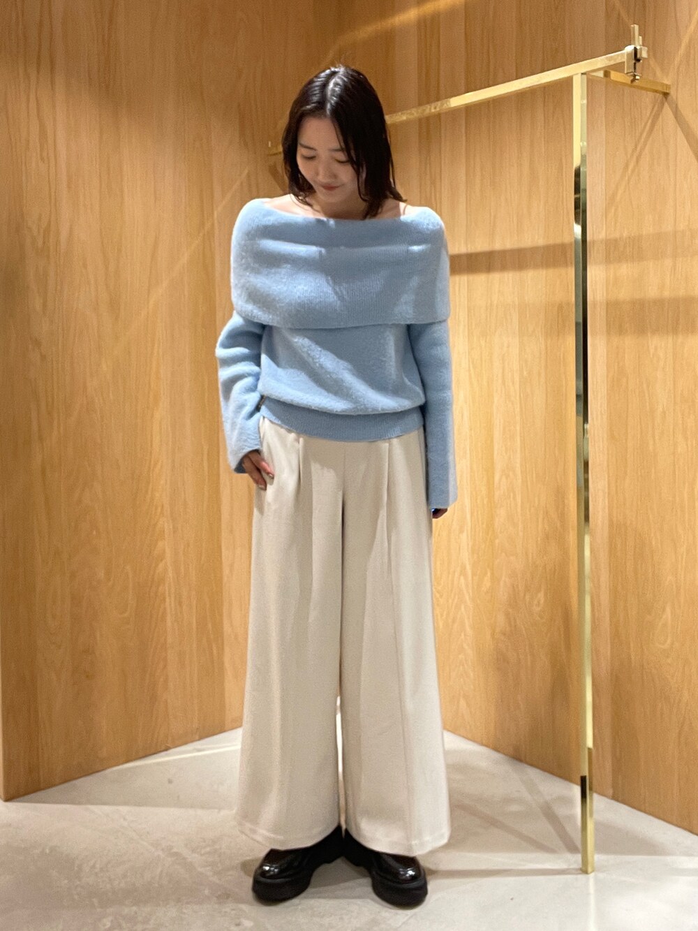 ホワイト系のその他パンツ、ブルー系のニット/セーター、ブラック系のローファーを着用したレディースの秋コーディネートの3枚目の写真