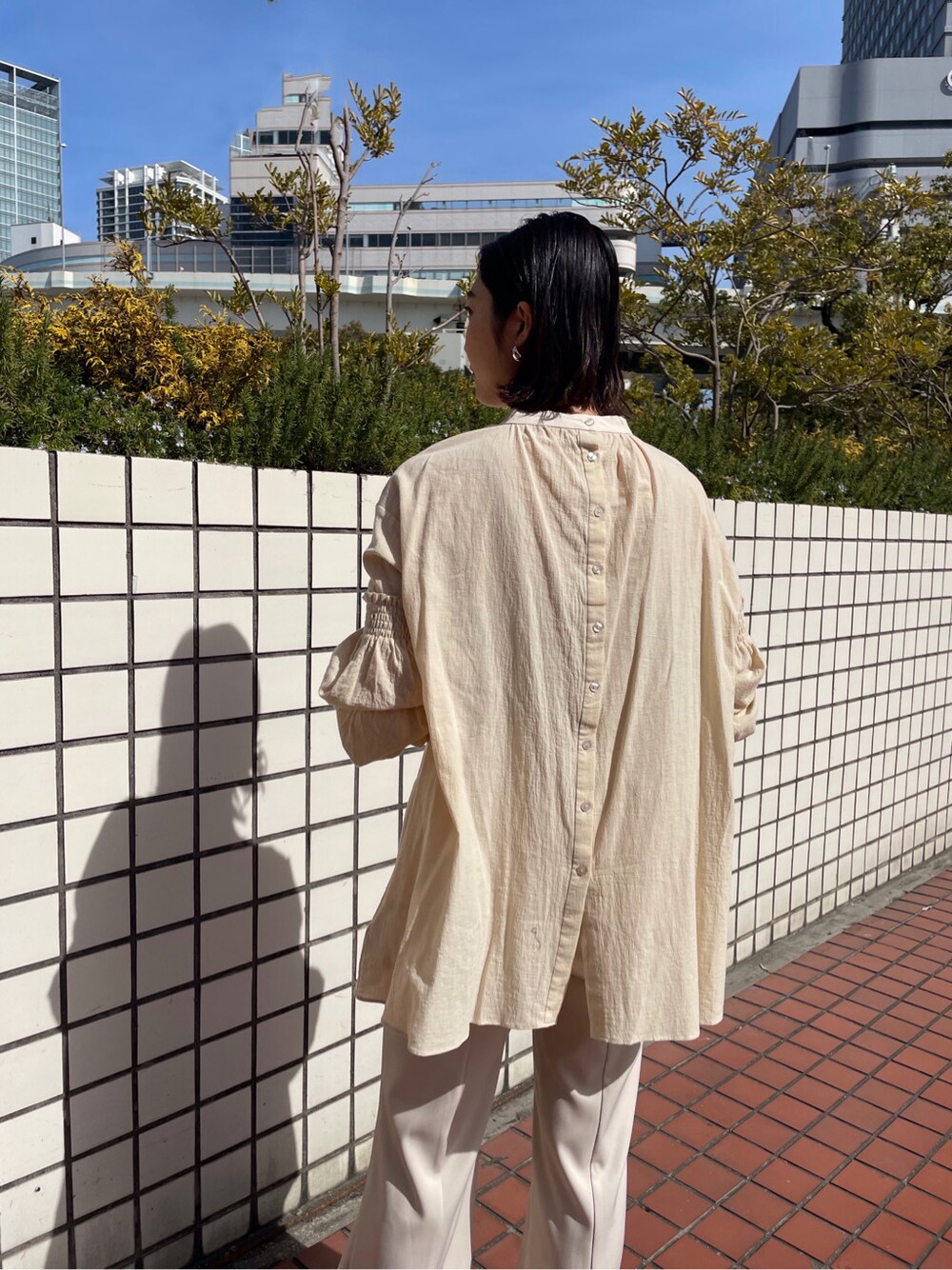 ブルー系のその他アウター、ベージュ系のシャツ/ブラウス、ベージュ系のその他パンツを着用したレディースの春コーディネートの6枚目の写真