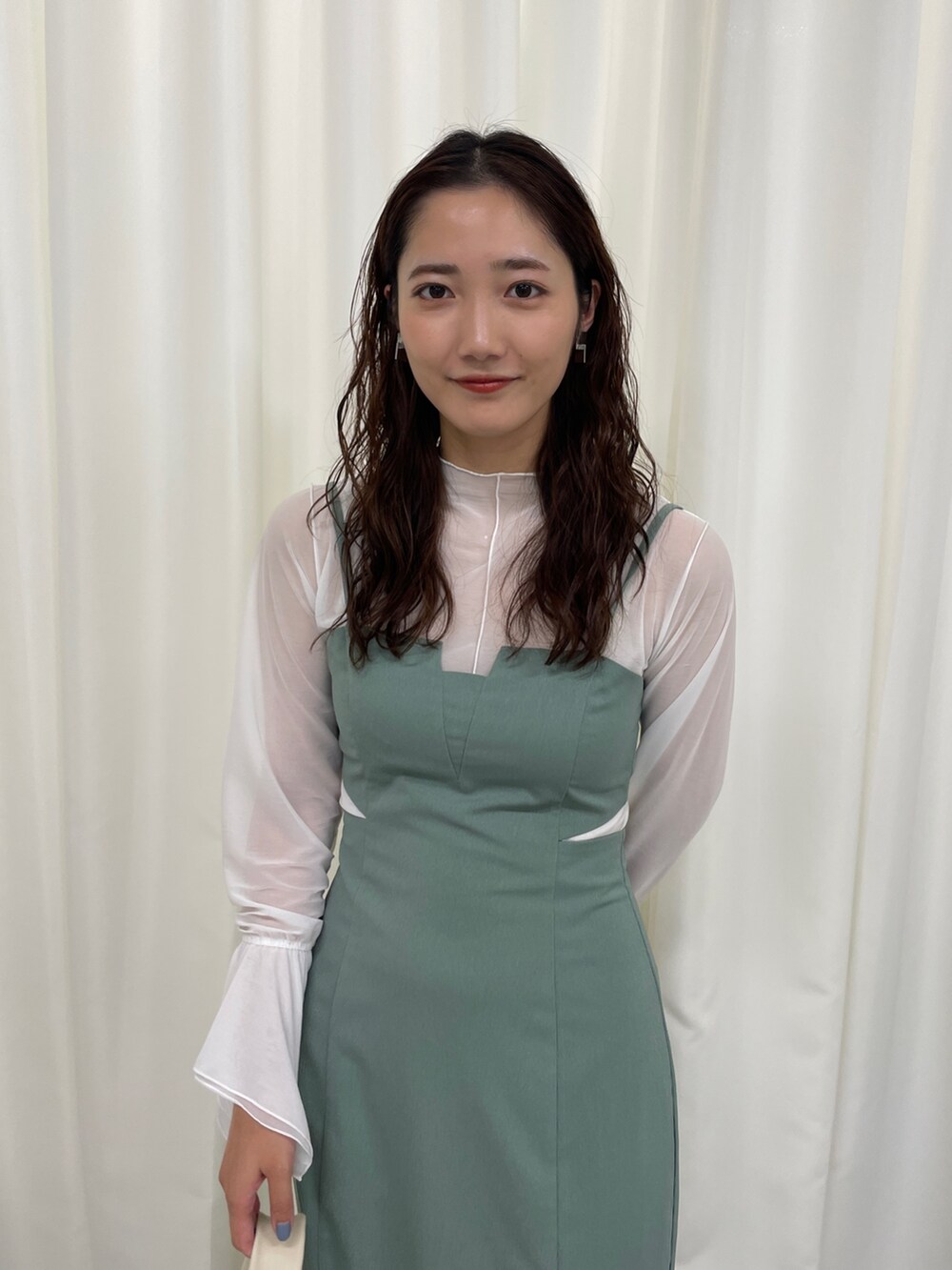 グリーン系のワンピース、ホワイト系のパンプスを着用したレディースの春コーディネートの8枚目の写真