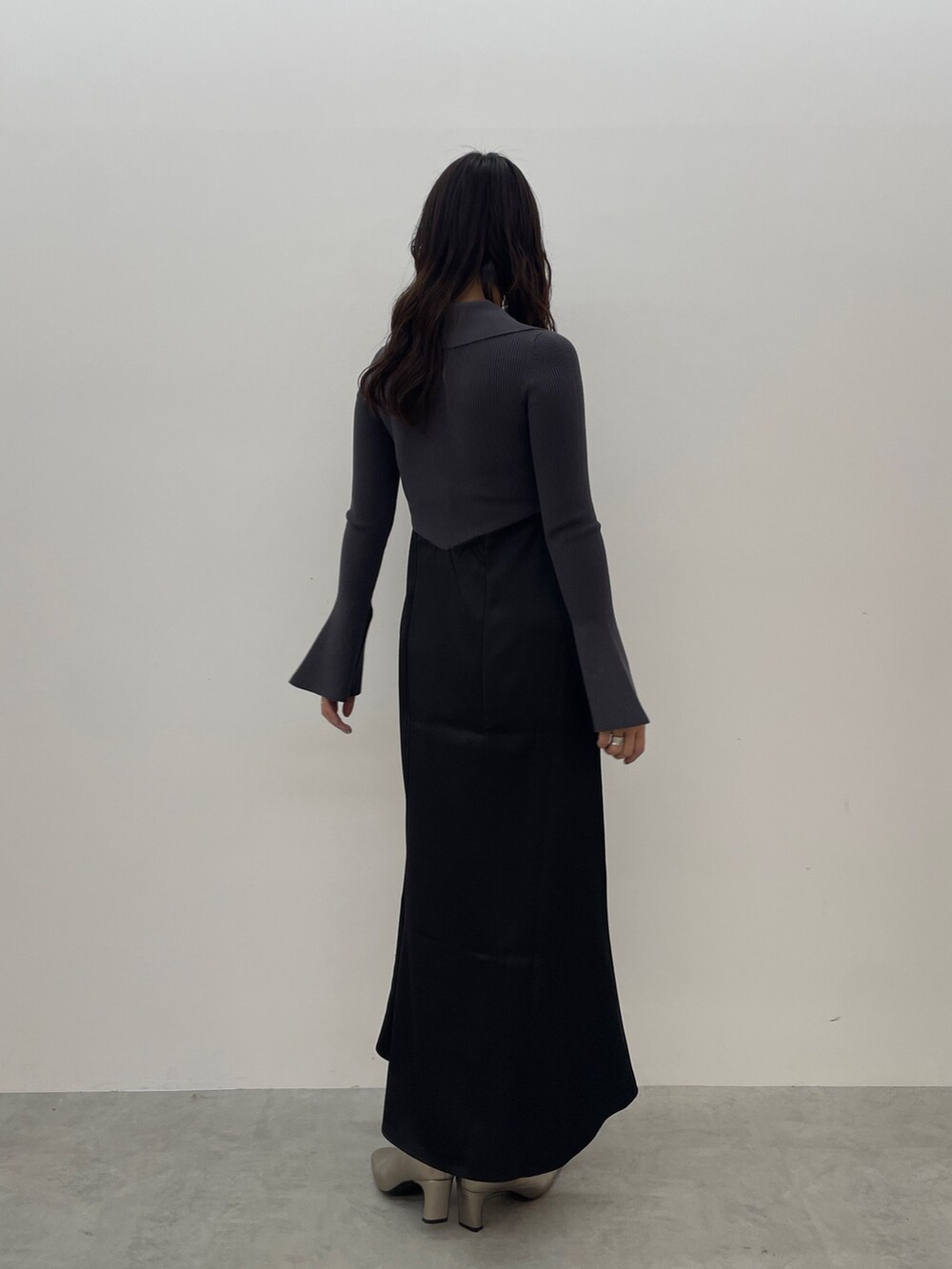 グレー系のワンピース、シルバー系のブーツを着用したレディースの秋コーディネートの5枚目の写真