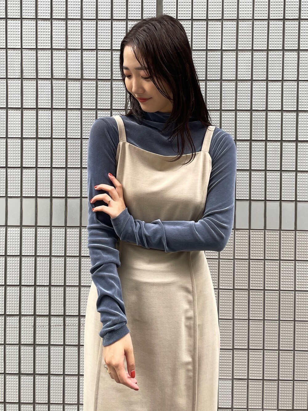 ブラック系のブーツ、ベージュ系のワンピース、ブルー系のTシャツ/カットソーを着用したレディースの夏コーディネートの7枚目の写真