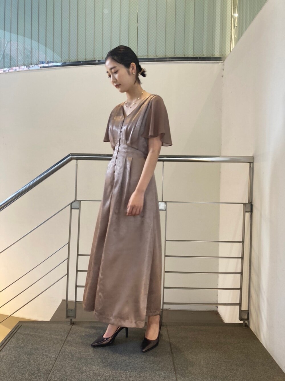 その他のパンプス、ベージュ系のパンツドレス、ホワイト系のネックレスを着用したレディースの冬コーディネートの2枚目の写真