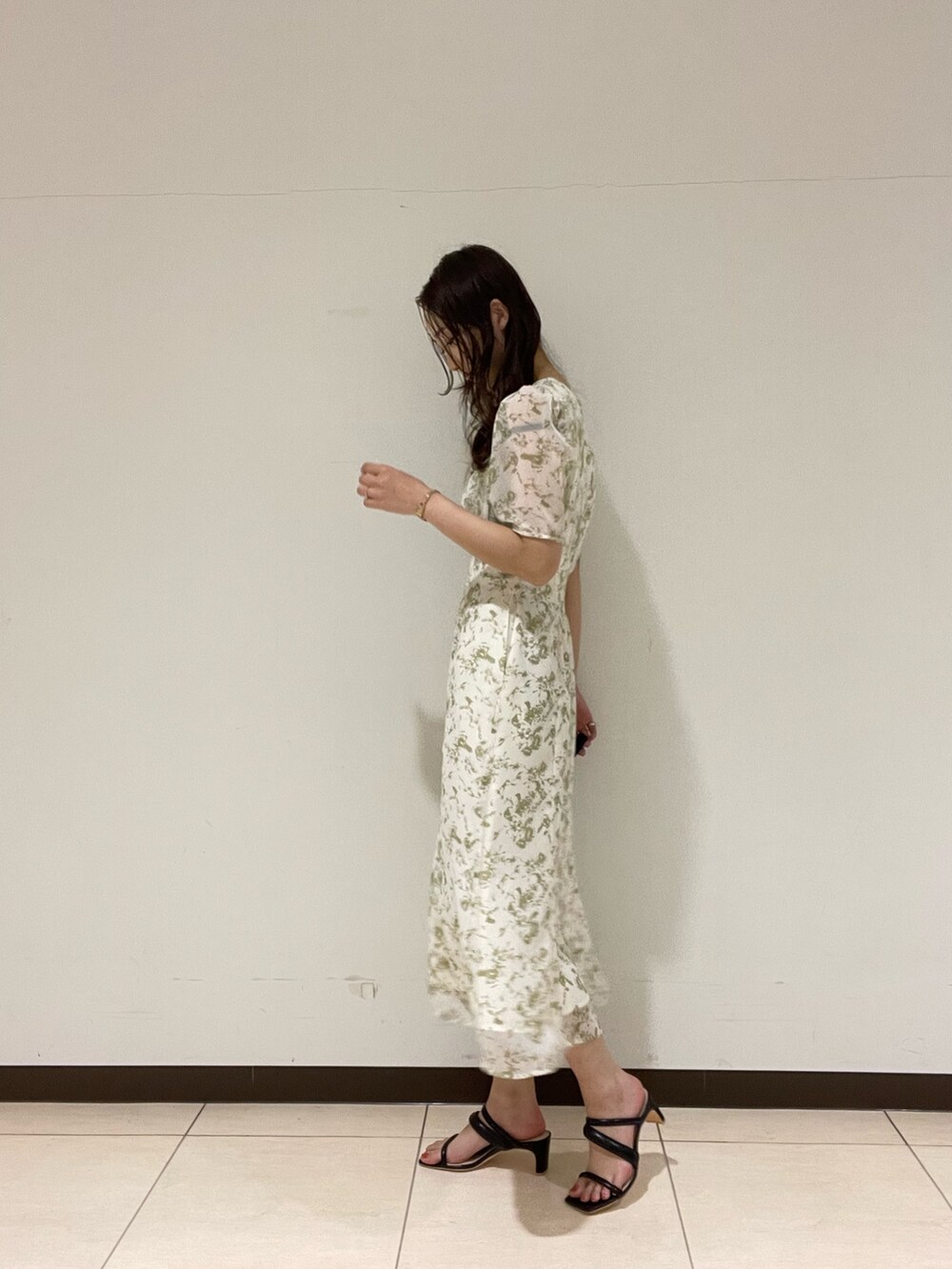 ブラック系のサンダル、ホワイト系のワンピースを着用したレディースの春コーディネートの7枚目の写真