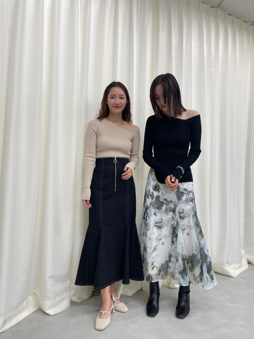 ブラック系のスカート、ベージュ系のニット/セーター、ホワイト系のパンプスを着用したレディースの冬コーディネートの8枚目の写真