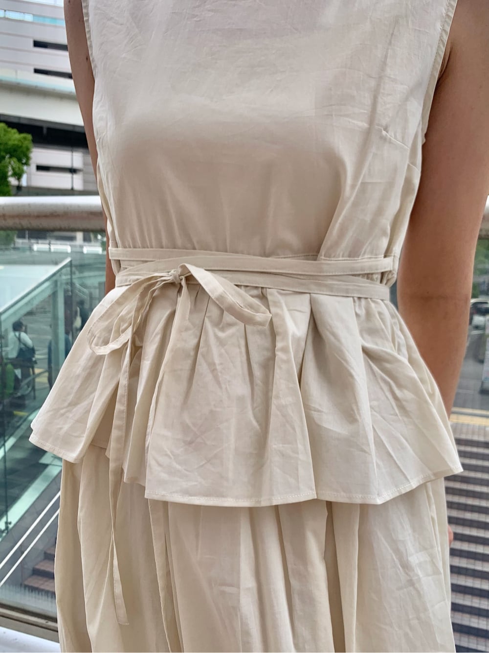 ブラウン系のサンダル、ホワイト系のワンピースを着用したレディースの夏コーディネートの5枚目の写真