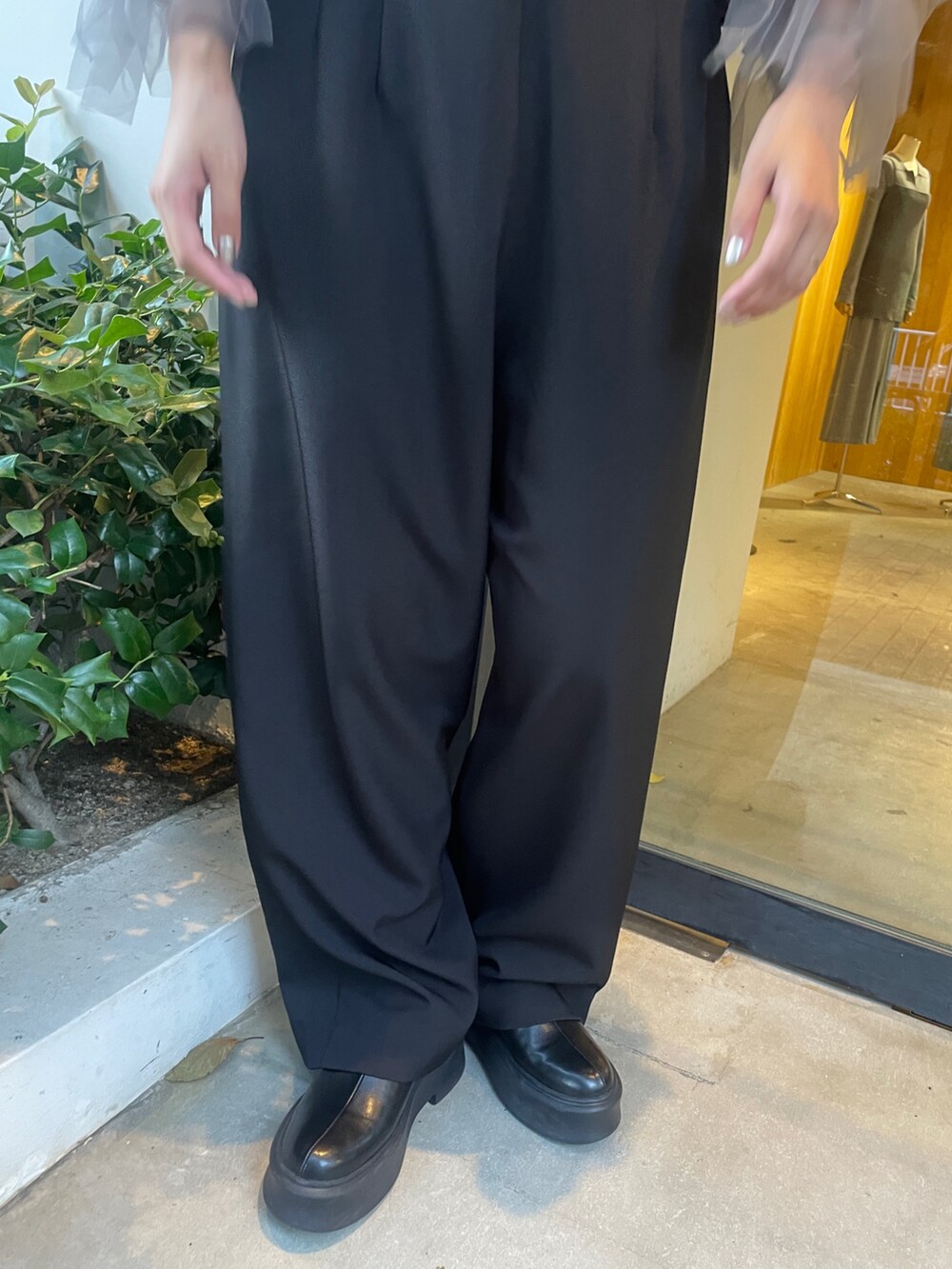 グレー系のシャツ/ブラウス、ブラック系のブーツ、ブラック系のその他パンツを着用したレディースの秋コーディネートの8枚目の写真