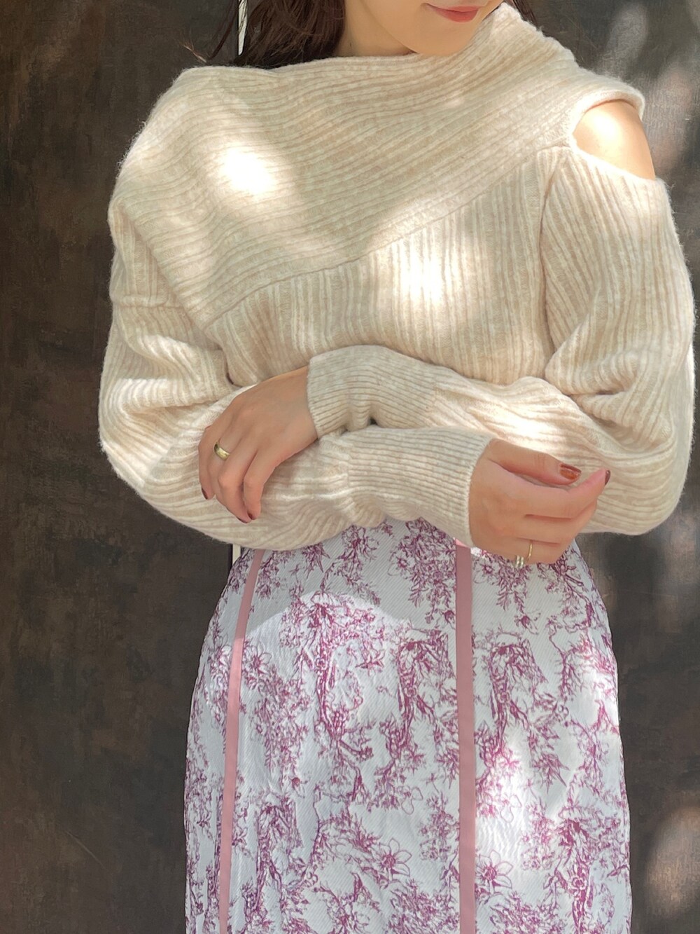 ホワイト系のニット/セーター、ベージュ系のブーツ、ピンク系のスカートを着用したレディースの秋コーディネートの10枚目の写真