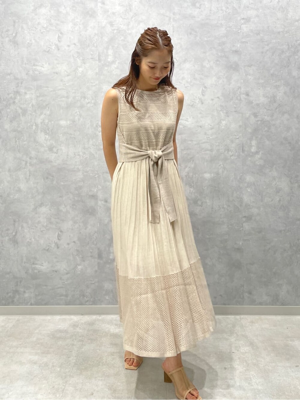 ベージュ系のサンダル、ホワイト系のワンピースを着用したレディースの夏コーディネートの2枚目の写真