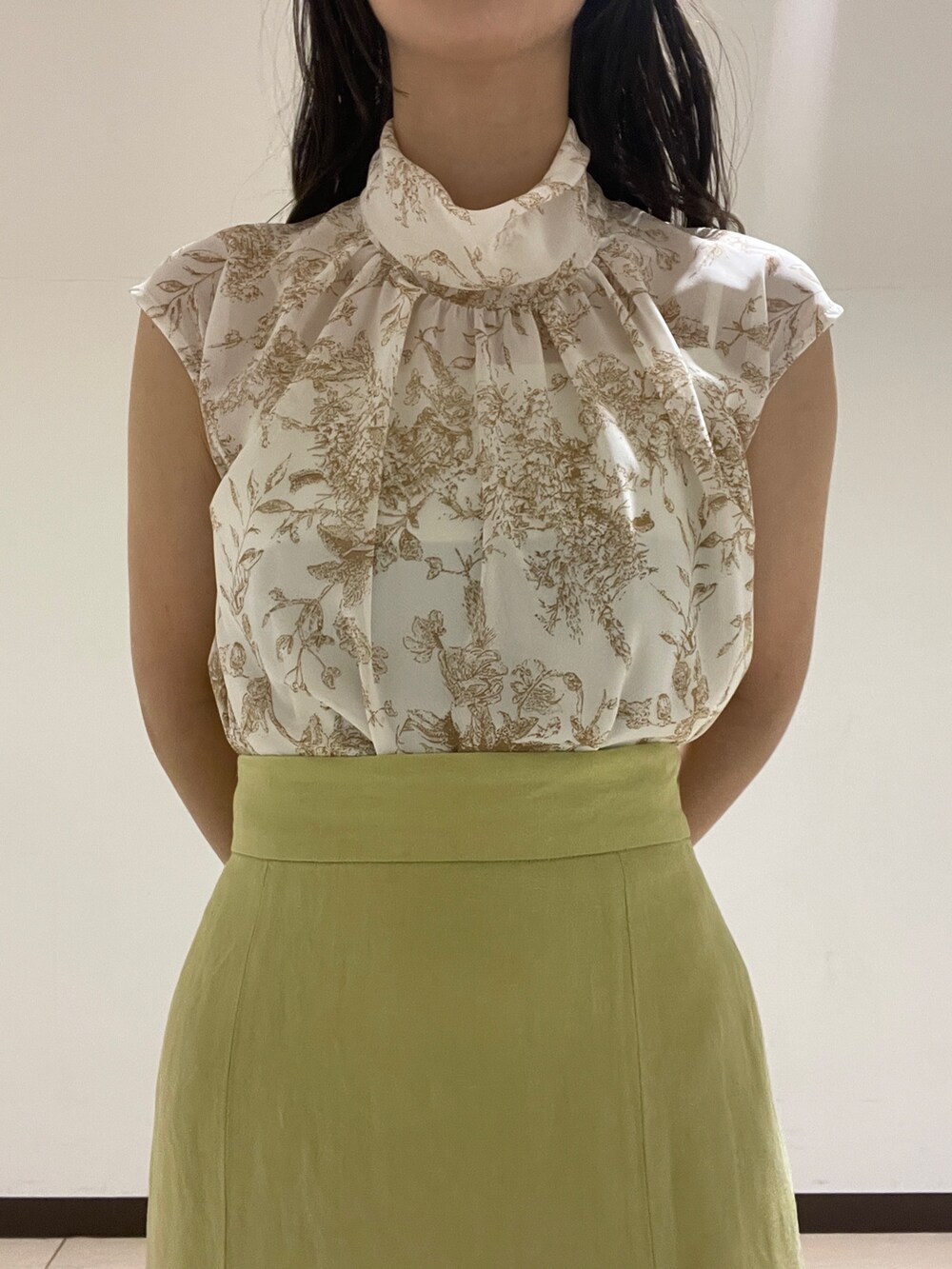 ベージュ系のシャツ/ブラウス、グリーン系のスカート、ベージュ系のサンダルを着用したレディースの春コーディネートの7枚目の写真